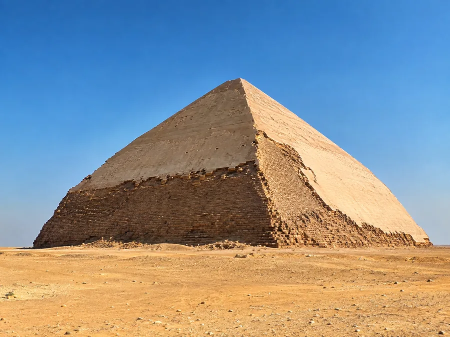 Die Knickpyramide in Dahschur, deren Neigungswinkel sich auf halber Höhe ändert, mit einem großen Teil ihrer glatten Verkleidung noch an Ort und Stelle