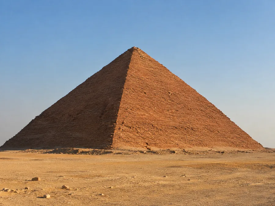 Die Rote Pyramide von Dahschur mit ihren glatten, rötlichen Seiten im Nachmittagslicht, ringsum leere Wüste